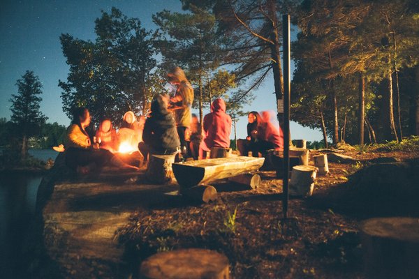 Quels sont les équipements nécessaires pour un camping en région de marécage?